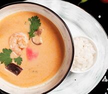 Том ям с креветками и кальмарами