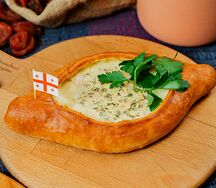 Хачапури-лодочка с курицей и соусом чкмерули