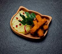 Рыбные палочки с картофельным пюре