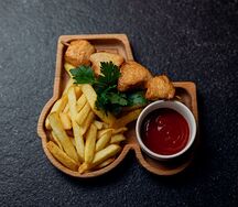 Шашлычок из курицы с картофелем фри и кетчупом