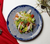 Салат с авокадо и копченой курочкой