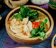 Куриная грудка с мятным картофельным пюре в соусе Чкмерули