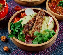 Бараньи мини-люля-кебаб с картофельным пюре