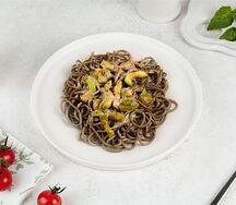 Лапша гречневая с хрустящими цукини и ореховым соусом 