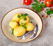 Селедка с отварным картофелем