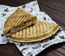 Закрытая пицца с курицей и ананасами