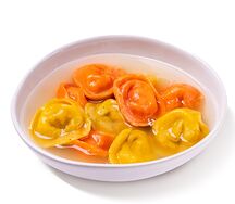 10 пельменей с курицей, сыром и бульоном 