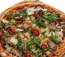 Пицца с ростбифом, рукколой и пармезаном