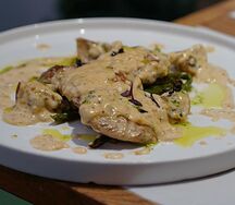 Нежная свинина с соусом из белых грибов и спаржей гриль