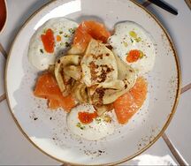 Развратные блины с лососем, красной икрой и муссом из пармезана
