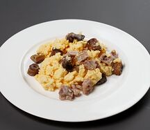 Скрэмбл с цыпленком и грибами