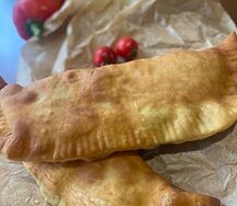Чебурек с курицей и маринованными корнишонами