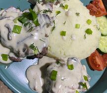 Медальоны из свинины в мясном соусе