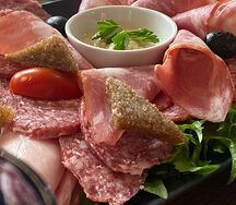 Мясная тарелка с хреном и гренками