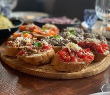 Брускетта сливочная с кусочками нежного лосося