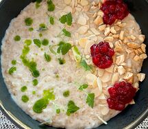 Каша с орехами и брусникой 