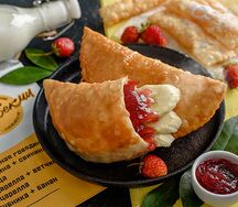 Чебурек с клубникой и бананом