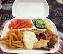 Шаверма на тарелке с курицей