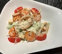 Салат Цезарь с креветками и кальмаром