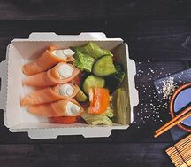 Салат с копченым лососем и сыром Филадельфия