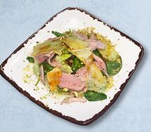 Салат с утиной грудкой, вялеными томатами и сыром камамбер