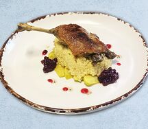 Утиная ножка конфи с пшеничкой и соусом из брусники