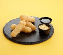 Сырные палочки с сырным соусом