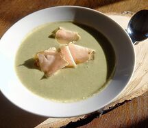 Крем-суп из брокколи и шпината с индейкой