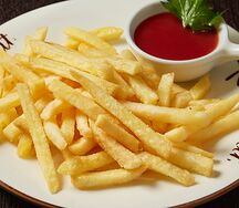 Картофель фри с кетчупом