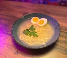 Куриный бульон с лапшой и яйцом
