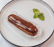 Эклер карамельный