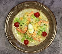 Салат Цезарь с тигровыми креветками