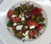 Салат овощной с печеными баклажанами 