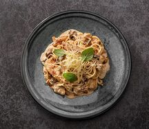 Спагетти с курицей и грибами