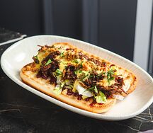 Хот-дог с рваной говядиной