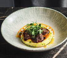 Томленые говяжьи щечки с картофельным пюре