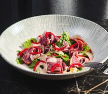 Фирменный салат с пастрами из говядины