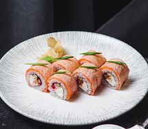 Опаленный ролл с лососем и угрем