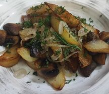 Жареный картофель с грибами и луком