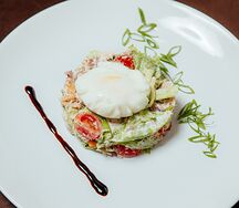 Салат с тунцом и яйцом пашот