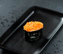 Гункан с лососем классический