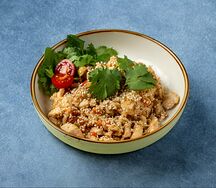 Жареный рис с овощами и курицей 