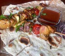 Шашлык куриный на шпажке с овощами на пите