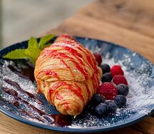Круассан с нутеллой и сезонными фруктами 