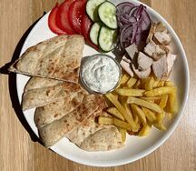 Гирос на тарелке с курицей 