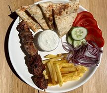 Гирос на тарелке со свининой 