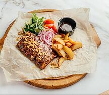 Глазированные свиные ребрышки барбекю с картофелем и овощами