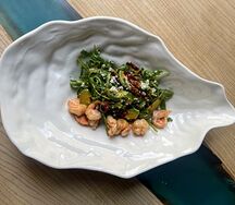 Салат с креветками, рукколой и авокадо