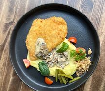 Шницель куриный с картофельным пюре и грибным соусом