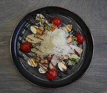 Салат Цезарь с курицей
